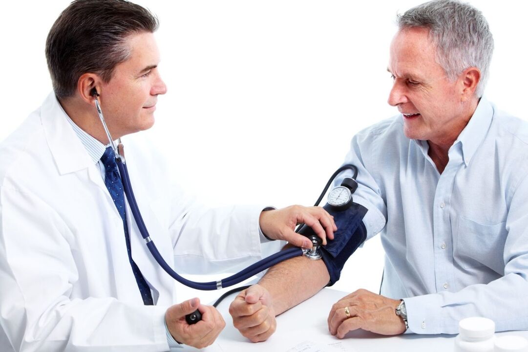 O médico mide a presión do paciente con hipertensión